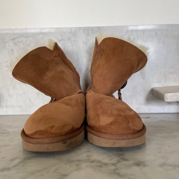 UGG Bailey Button UGG Charm Chestnut Brown Sheepskin Boots Size 6 - Picture 10 of 16
